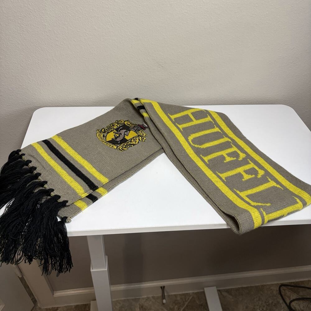 Harry Potter Hufflepuff Reversible Scarf - Universal Studios Wizarding World